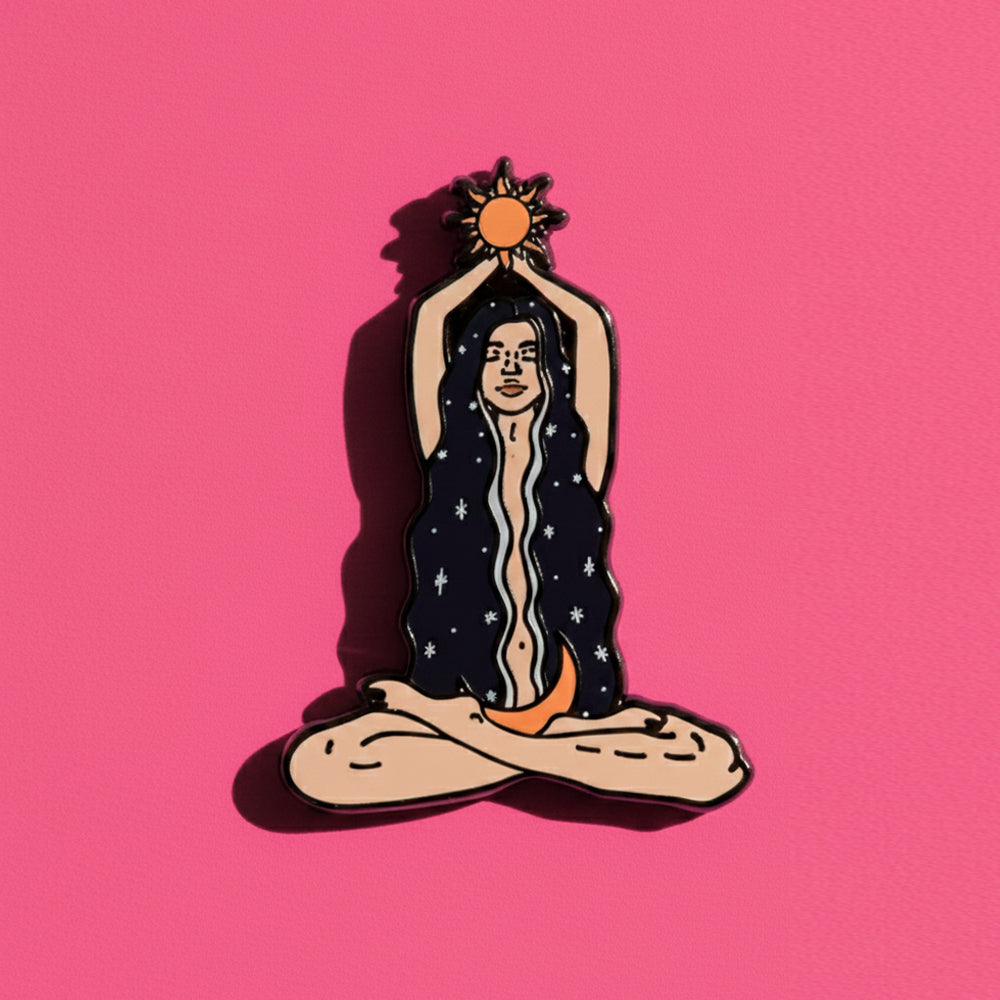 Pin's Émail Déesse Cosmique - Yoga Méditation Femme | Soleil Lune Esotérique
