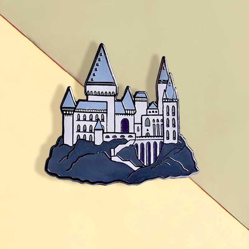 Pins Chateau sur la montagne