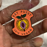 Pins Feministe - Pin's Girl Power ! Pin's cartoon Femen "Eat pussy it's Vegan"