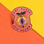 Pins Feministe - Pin's Girl Power ! Pin's cartoon Femen "Eat pussy it's Vegan"