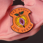 Pins Feministe - Pin's Girl Power ! Pin's cartoon Femen "Eat pussy it's Vegan"