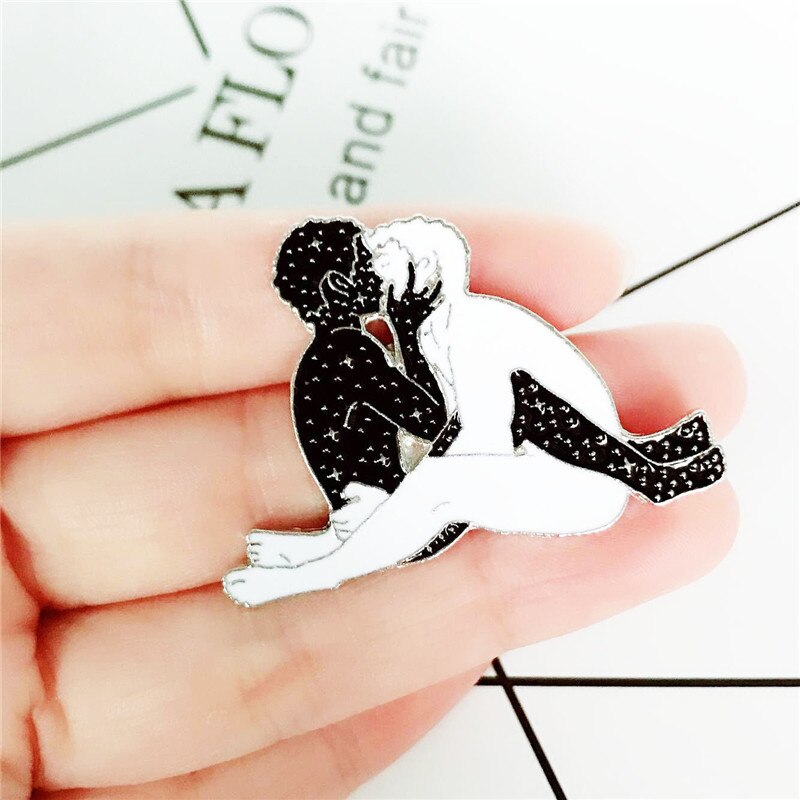 Pins Tendance Pas Cher - Pins amour, couple s'embrassant - Pins émaillé avec amoureux illustrés