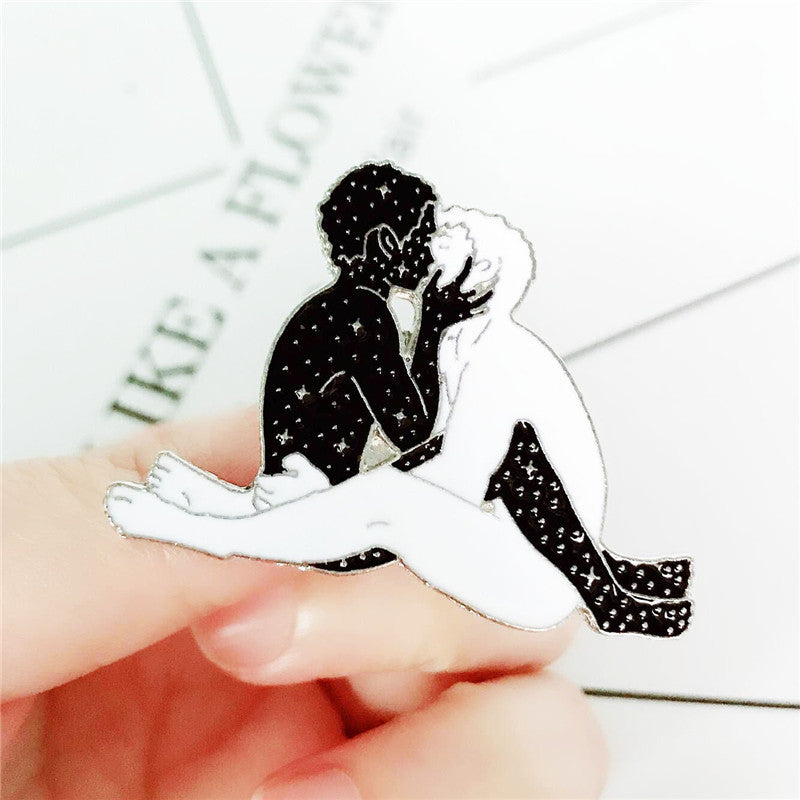 Pins Tendance Pas Cher - Pins amour, couple s'embrassant - Pins émaillé avec amoureux illustrés