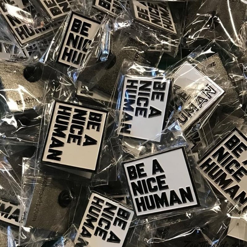 Pin's Message "Be a Nice Human"
