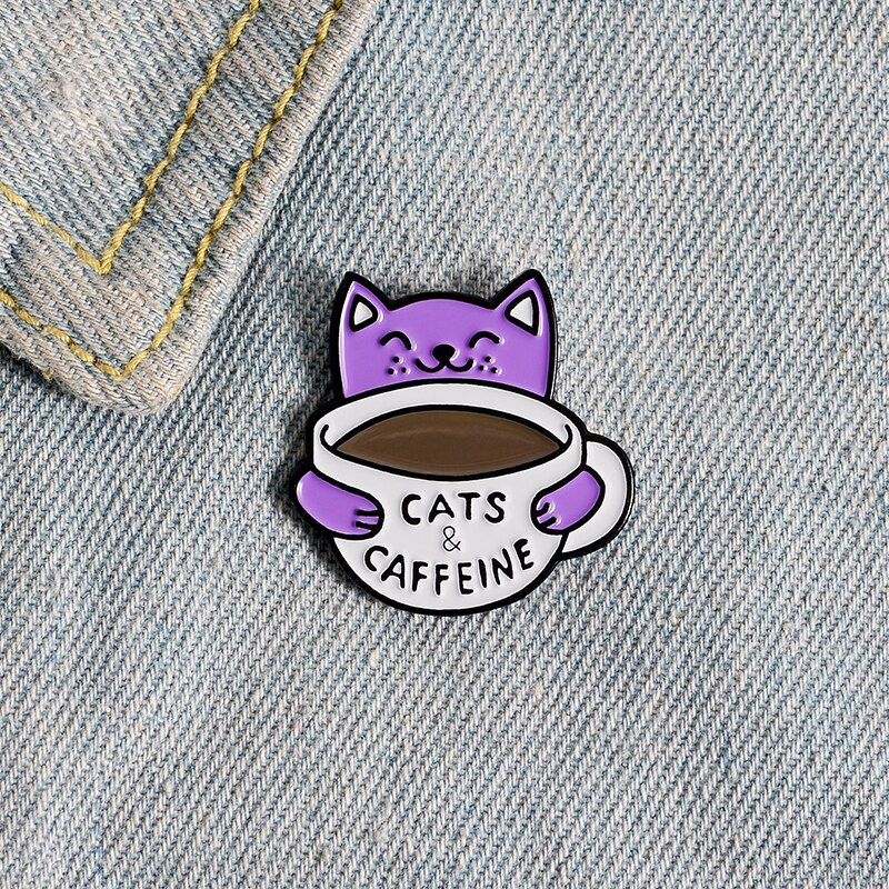 Adorable Pins Chat Kawaii dans une Tasse de Café - Pin's Original Cats & Caffeine