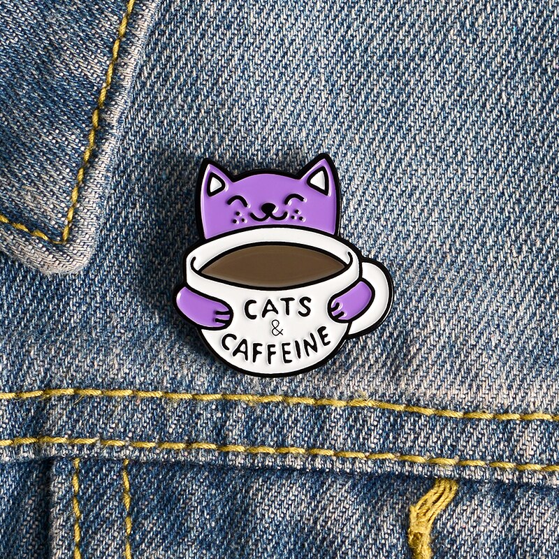 Adorable Pins Chat Kawaii dans une Tasse de Café - Pin's Original Cats & Caffeine