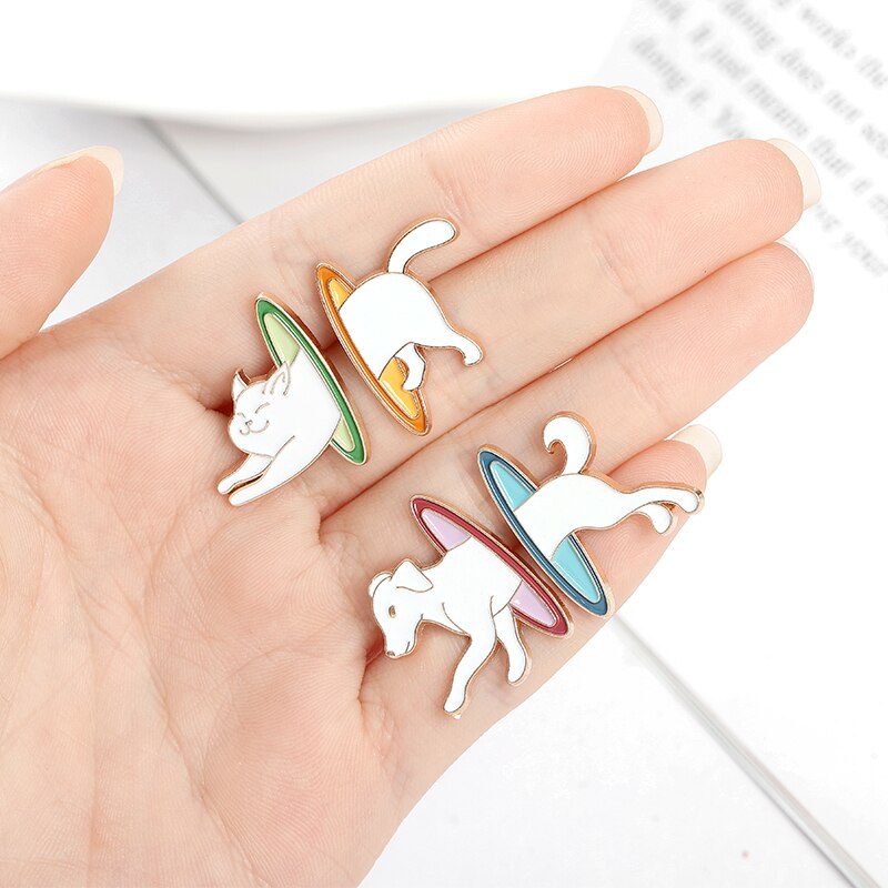 Pins chat cirque cartoon mignon dans cerceau pins émaillé avec chainette Pins mignons femme enfant