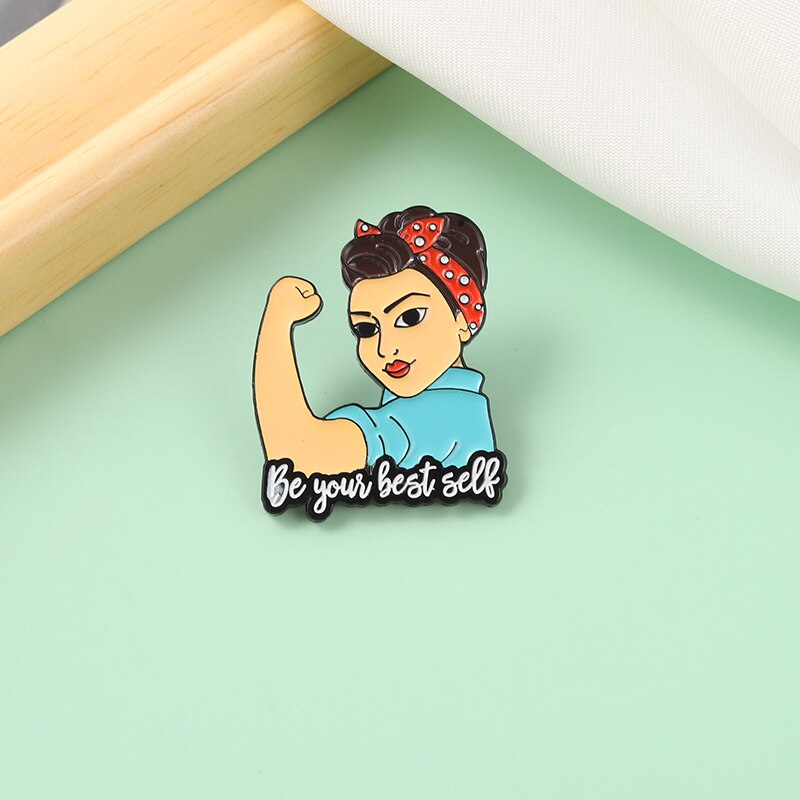 Pin's féministe - Pin's Girl Power Bras levé - Sois la meilleure version de toi même